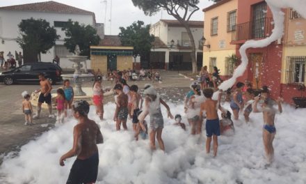 En el mes de agosto llegan los cuentacuentos, los conciertos y las fiestas de la espuma a las barriadas y pedanías