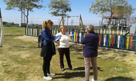 Sandra Gómez visita la barriada del Carmen y destaca el buen funcionamiento de su asociación de vecinos
