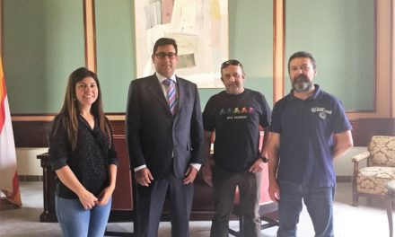 El alcalde firma el convenio de colaboración con «Los Osos» para el desarrollo del programa de senderismo y turismo joven