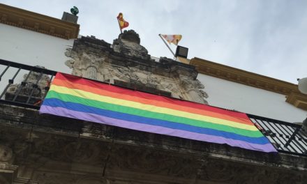 La Bandera Gay cuelga del balcón principal del Ayuntamiento