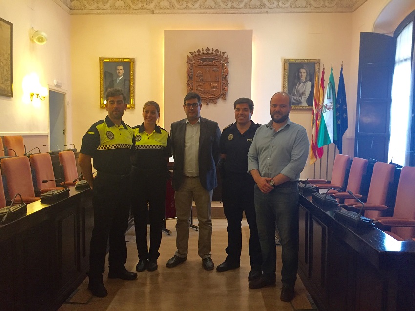 El alcalde da la bienvenida a dos nuevos agentes de la Policía Local