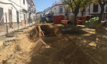 Avanzan las obras de renovación de las redes de saneamiento y abastecimiento de la calle Catalina de Perea