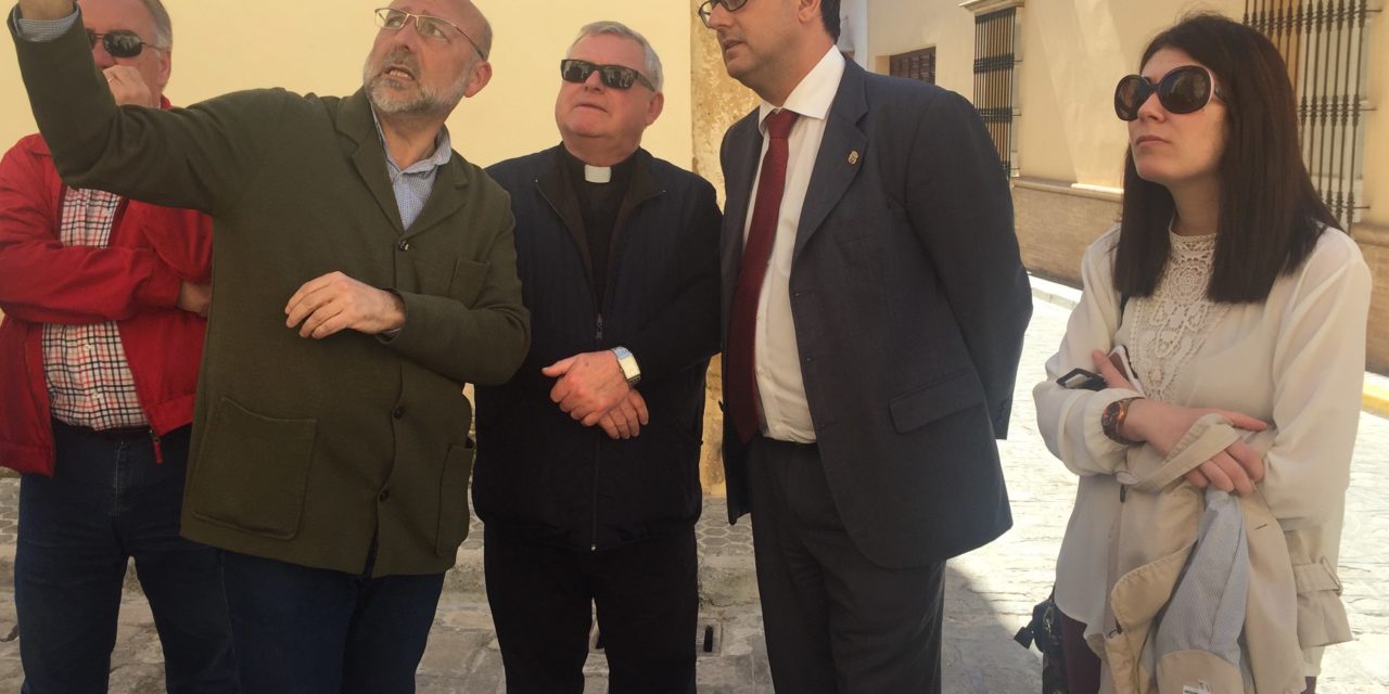 José María Villalobos visita la restauración de la Puerta del Sol de la Iglesia de Santa María
