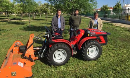 Parques y Jardines adquiere un nuevo tractor para el mantenimiento de los parques y las zonas verdes