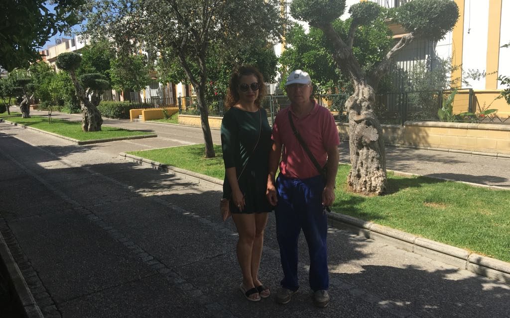 Sandra Gómez visita la barriada utrerana El Limonar con motivo de la limpieza de un solar