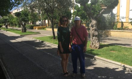 Sandra Gómez visita la barriada utrerana El Limonar con motivo de la limpieza de un solar