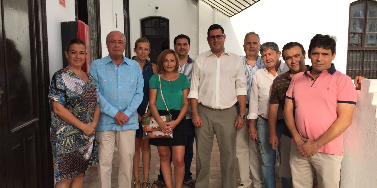 José María Villalobos firma los convenios de colaboración con la Asociación Maestro Milla, ACUFER, belenistas, caseteros y campaneros