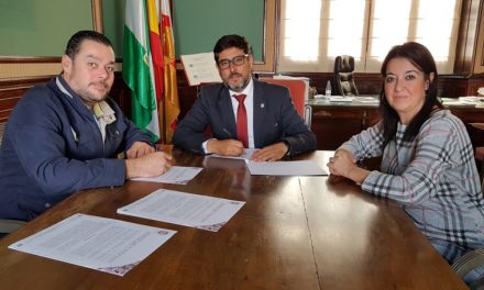 El Alcalde firma la cesión gratuita a la banda Pasión y Esperanza de un local de ensayo