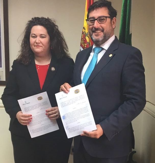 El Alcalde firma con la Junta de Andalucía el último trámite para la cesión del Camino de Molares
