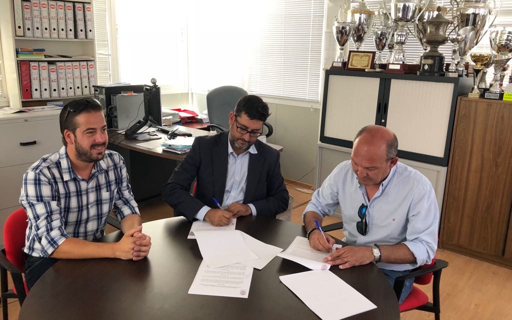 José María Villalobos renueva la colaboración con el CD Utrera que ha crecido un 55% en los tres últimos años y anuncia un plan de remodelación del Estadio San Juan Bosco