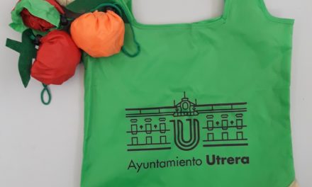 El Ayuntamiento de Utrera reparte 2.000 bolsas reutilizables entre los vecinos de Utrera