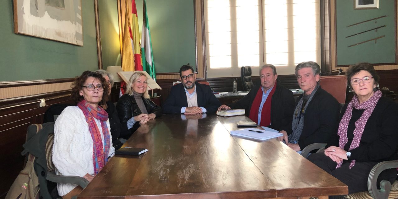 El alcalde de Utrera asume los compromisos de la Junta de Andalucía con la memoria histórica