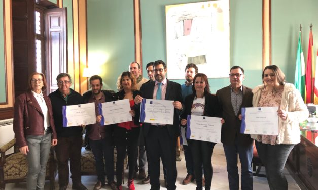 El alcalde de Utrera hace entrega de los diplomas de Calidad Turística en Destino a 4 comercios utreranos