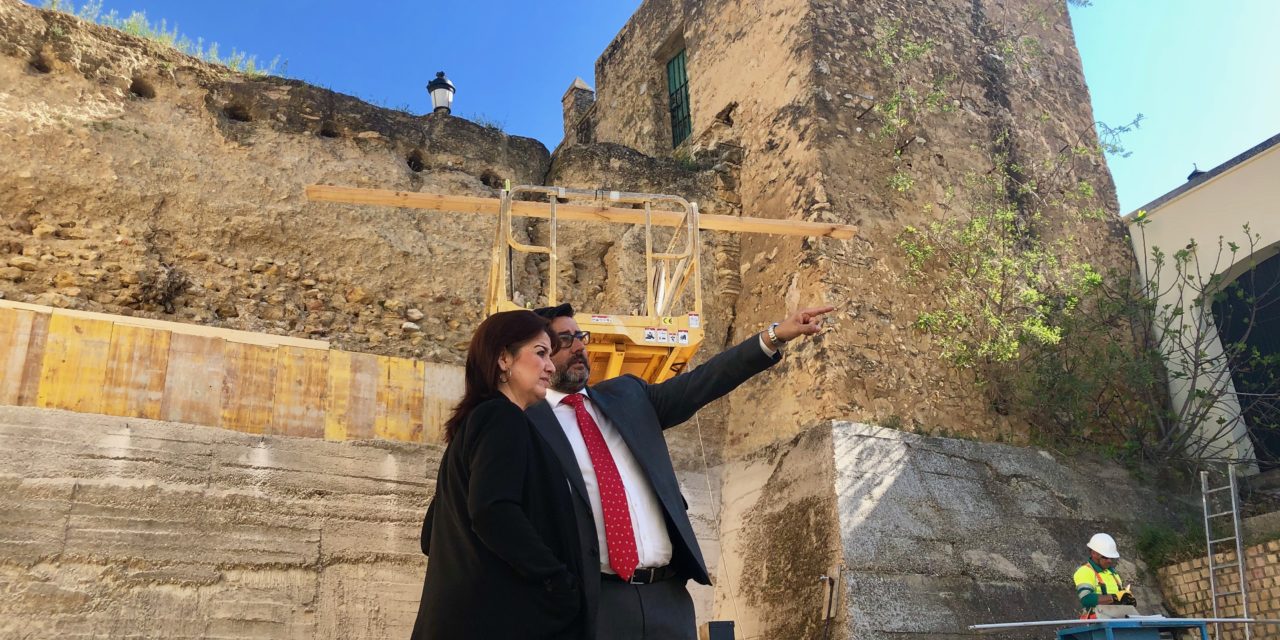 El alcalde de Utrera visita las nuevas obras de conservación y puesta en valor del Castillo de Utrera