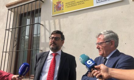 El alcalde de Utrera visita la nueva oficina de la Seguridad Social