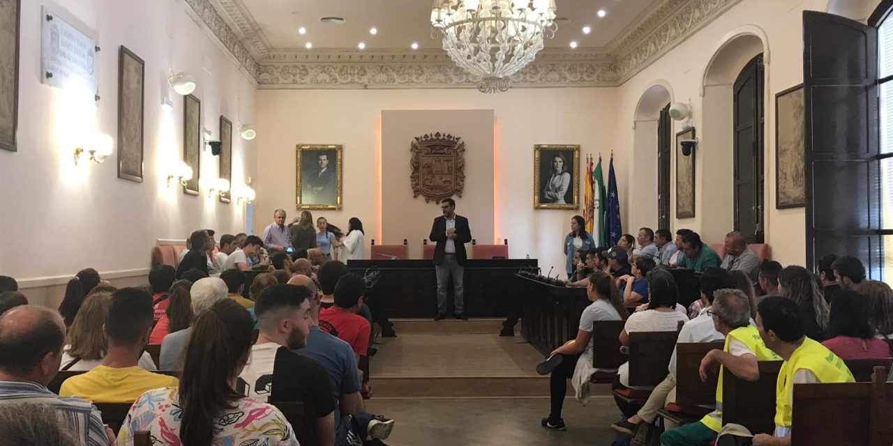 El alcalde de Utrera, José María Villalobos, recibe a más de 100 nuevos trabajadores de los planes de empleo