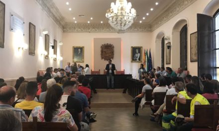 El alcalde de Utrera, José María Villalobos, recibe a más de 100 nuevos trabajadores de los planes de empleo