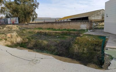 Aguas del Huesna ejecutará el arreglo del socavón que se encuentra junto al Tanatorio