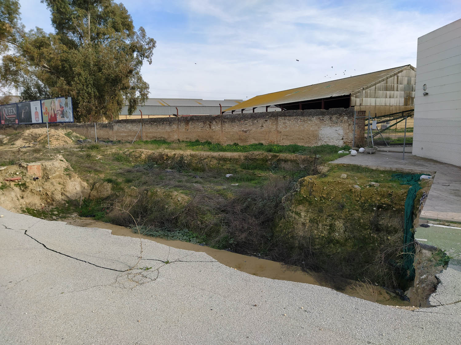 Aguas del Huesna ejecutará el arreglo del socavón que se encuentra junto al Tanatorio