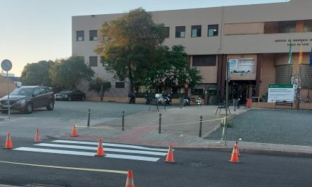 El Ayuntamiento inicia el pintado de numerosos pasos de peatones de Utrera para cumpliendo con sus propuestas