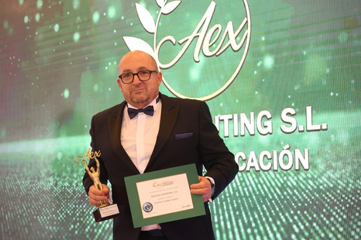 La empresa Deluxe Lightning recibe el premio en la categoría ‘Diseño y Fabricación’ en los Premios Andalucía Excelente 2023