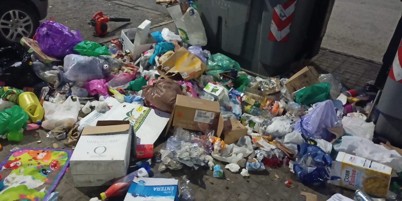 Llamamiento a los ciudadanos para que ayuden a localizar a quienes están vaciando los contenedores y esparciendo las basuras en el Tinte