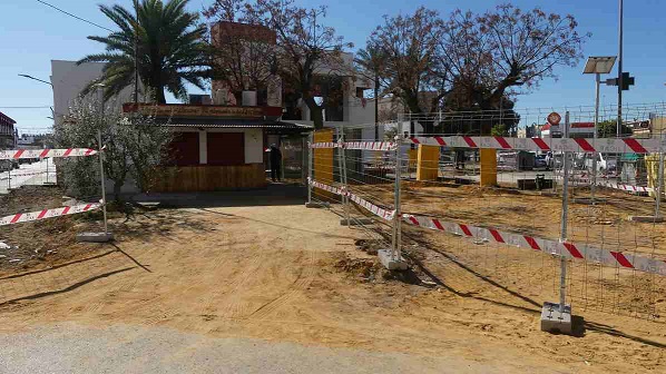 El Gobierno actuará de Emergencia para arreglar los desperfectos en la Vereda. Habrá un nuevo proyecto para el arreglo total, manteniendo las plazas de aparcamiento.