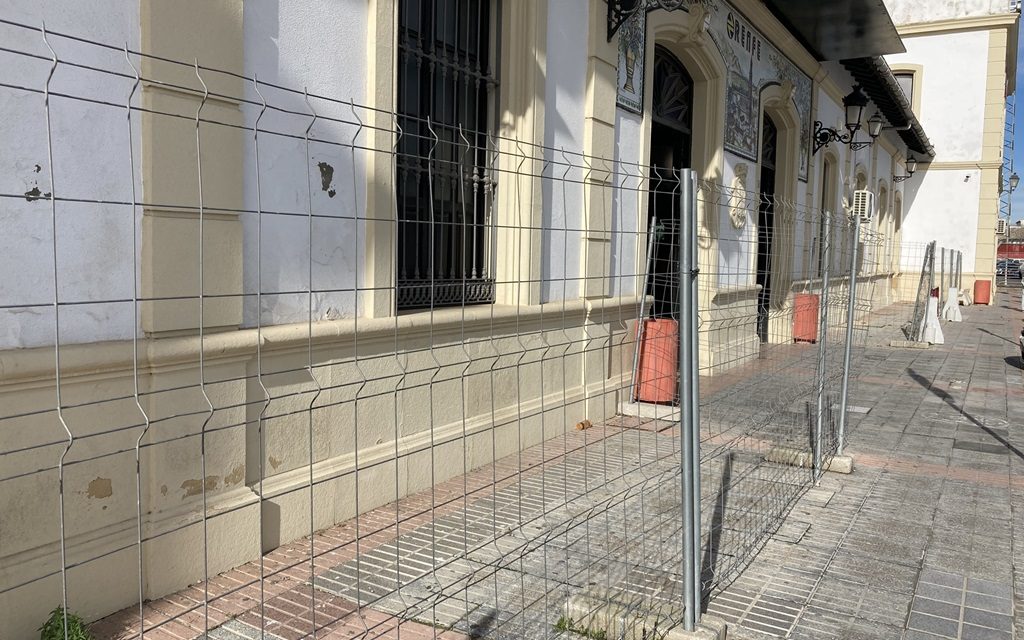 El alcalde se reúne con RENFE y demanda el arreglo del muro y de la cubierta de la Estación de Utrera.