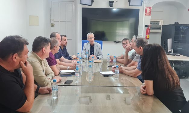 El alcalde recibe a trabajadores españoles de la Base de Morón, que reivindican su estabilidad laboral y la revisión de los acuerdos