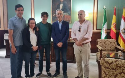 Los descendientes de Enrique de la Cuadra visitan Utrera y el Ayuntamiento que en tiempos fue la casa familiar.