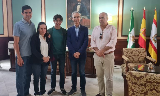 Los descendientes de Enrique de la Cuadra visitan Utrera y el Ayuntamiento que en tiempos fue la casa familiar.