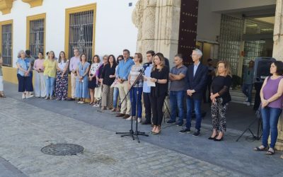Declaración institucional y concentración contra los últimos asesinatos machistas que han costado la vida a cuatro mujeres y dos niños.