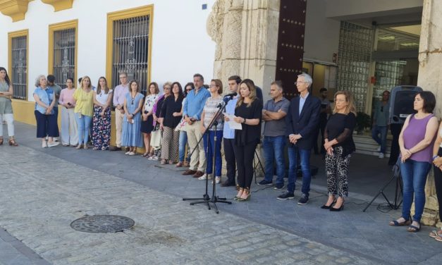 Declaración institucional y concentración contra los últimos asesinatos machistas que han costado la vida a cuatro mujeres y dos niños.