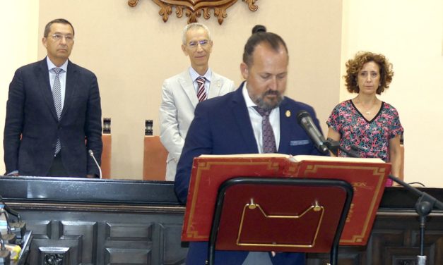 Toma posesión de su cargo de concejal del Gobierno Municipal, José María Méndez Lara, tras la renuncia de la anterior concejal popular