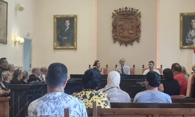 Reunión del alcalde con los inquilinos de Antonio de Nebrija. El Gobierno trabaja para recuperar la titularidad pública de las 40 viviendas