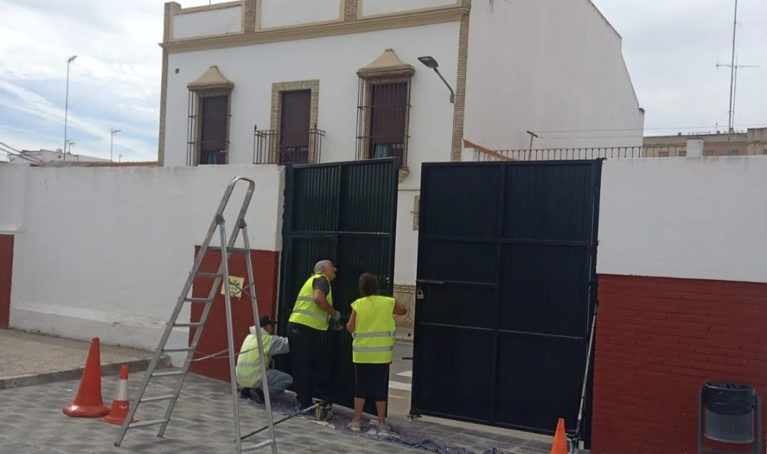 Educación realiza labores de mantenimiento menor en los colegios del municipio a lo largo de todo el curso escolar
