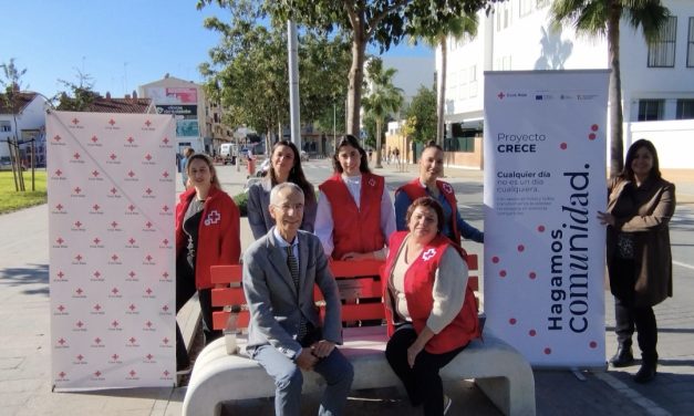 Un Banco Rojo como simbolo de la lucha contra la soledad no deseada. Una iniciativa de Cruz Roja a la que se suma el Ayuntamiento.