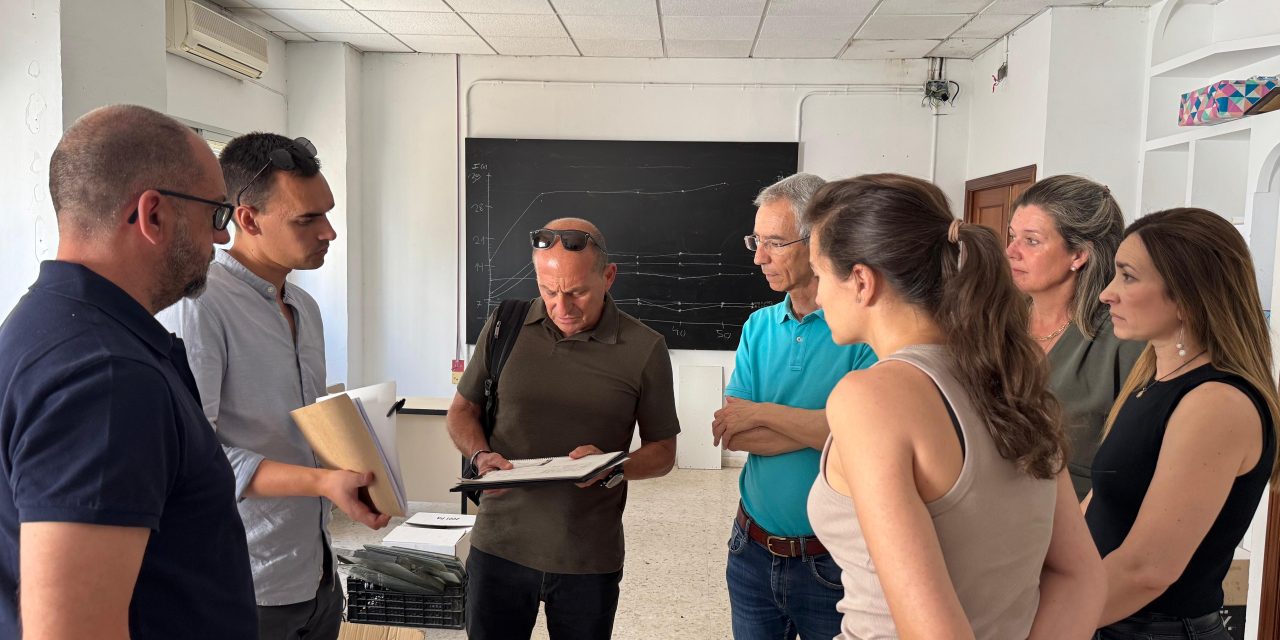 Técnicos de la Policía Nacional visitan la futura oficina del DNI de Utrera