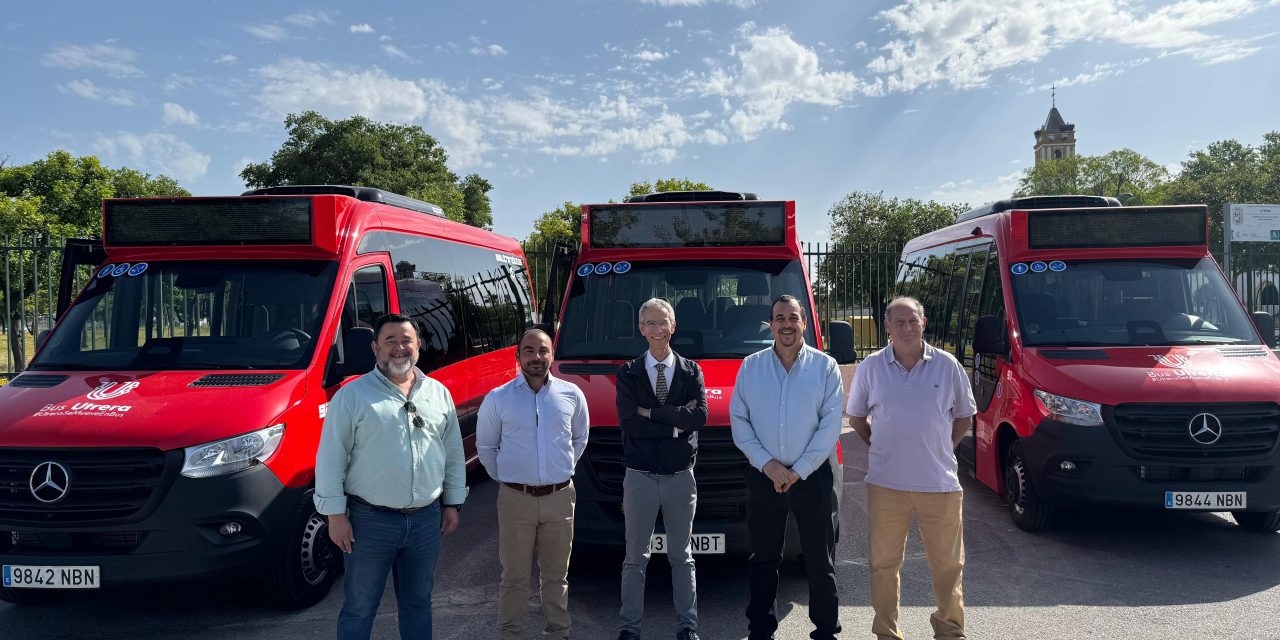El Ayuntamiento presenta los nuevos vehículos que marcarán el inicio de la renovación de la flota de autobuses