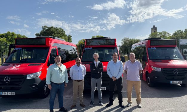 El Ayuntamiento presenta los nuevos vehículos que marcarán el inicio de la renovación de la flota de autobuses