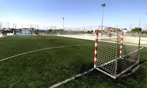 La delegación de Deportes sustituirá el césped artificial de una de las pistas de fútbol 5 en el V Centenario