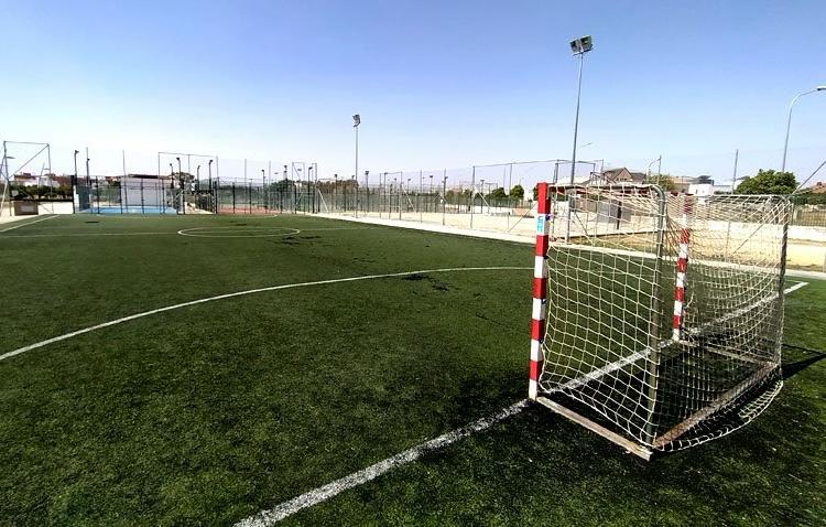 La delegación de Deportes sustituirá el césped artificial de una de las pistas de fútbol 5 en el V Centenario