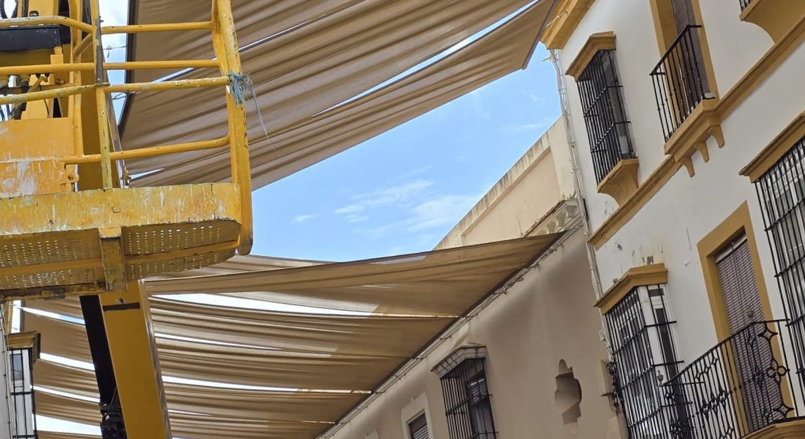 Los toldos de la calle Virgen de Consolación quedarán totalmente instalados la próxima semana