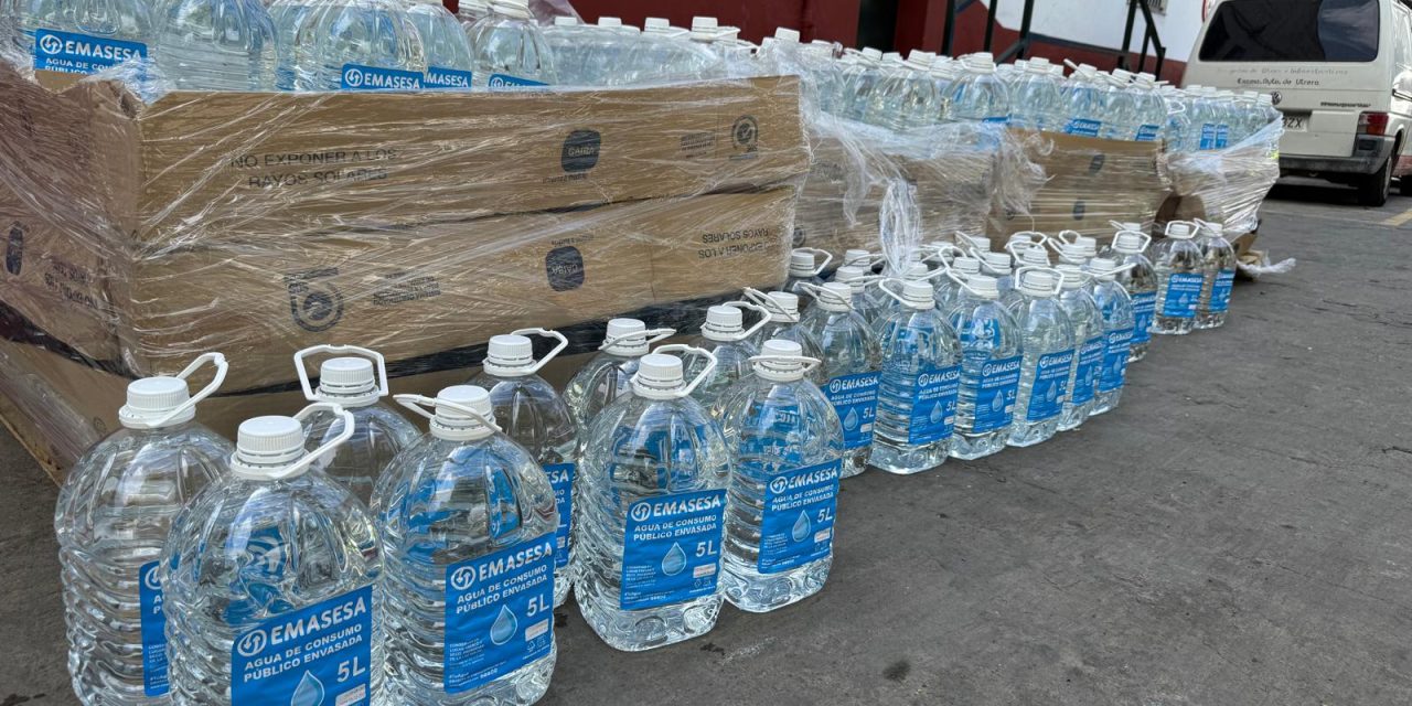 El Ayuntamiento reparte garrafas de agua embotellada en Hytasa, tras la gestión del alcalde con EMASESA