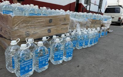 El Ayuntamiento reparte garrafas de agua embotellada en Hytasa, tras la gestión del alcalde con EMASESA