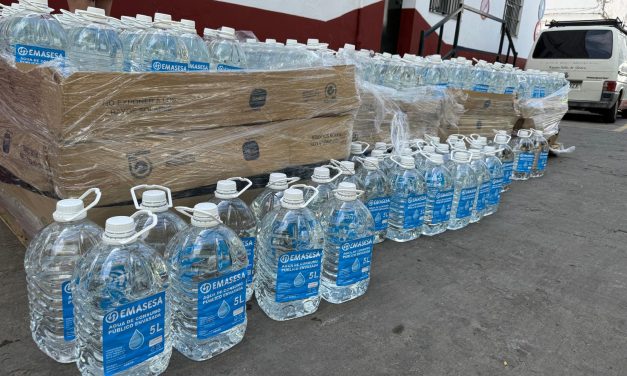 El Ayuntamiento reparte garrafas de agua embotellada en Hytasa, tras la gestión del alcalde con EMASESA
