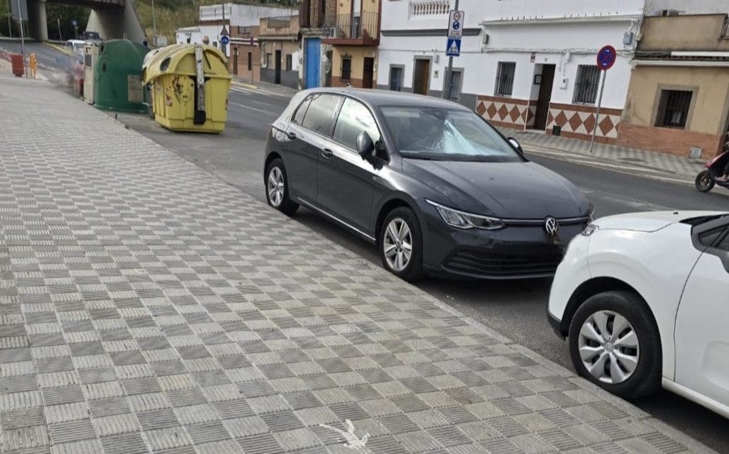 Iniciados los trabajos de apertura de nuevos alcorques a la entrada de La Fontanilla