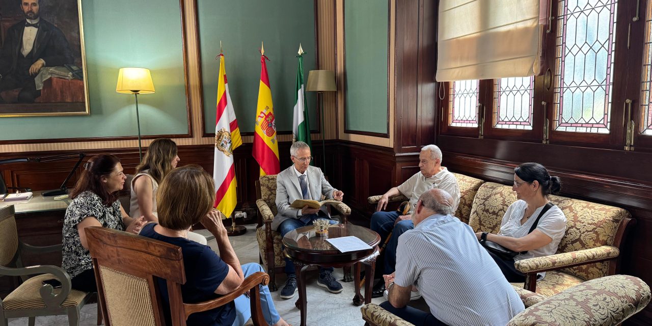Utrera enriquece su memoria histórica con una donación documental al Archivo Municipal