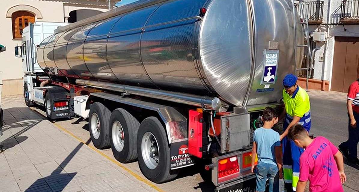 El Huesna repartirá agua hoy en camiones cisterna. Se han habilitado 4 puntos para atender a los vecinos de Utrera