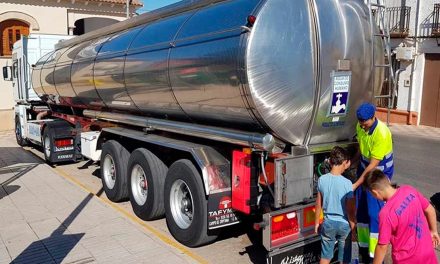 El Huesna repartirá agua hoy en camiones cisterna. Se han habilitado 4 puntos para atender a los vecinos de Utrera